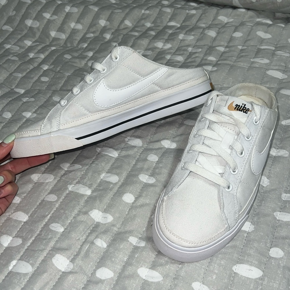women’s nike court legacy mule!